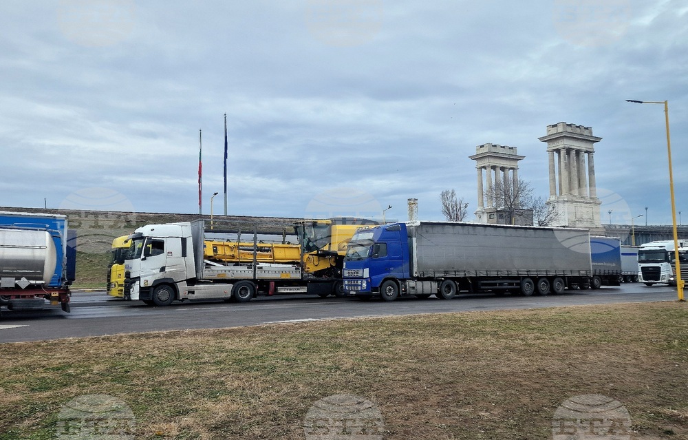 Интензивен е трафикът за товарни автомобили на изход по граничните пунктове с Румъния и Турция