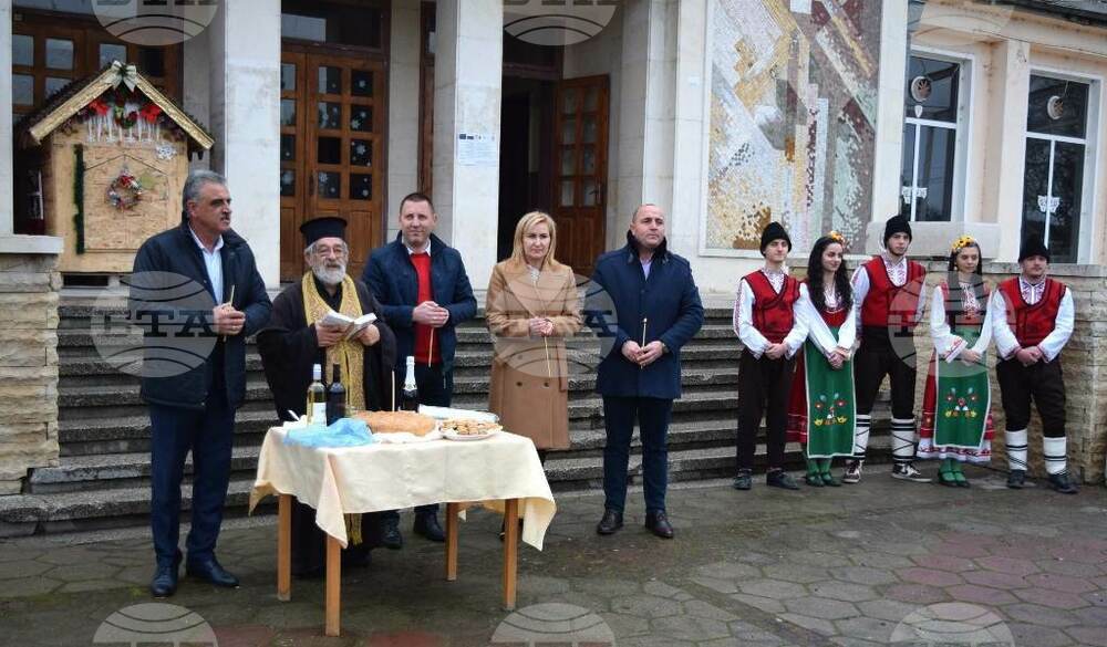 Започна реконструкция на централния площад в село Маноле
