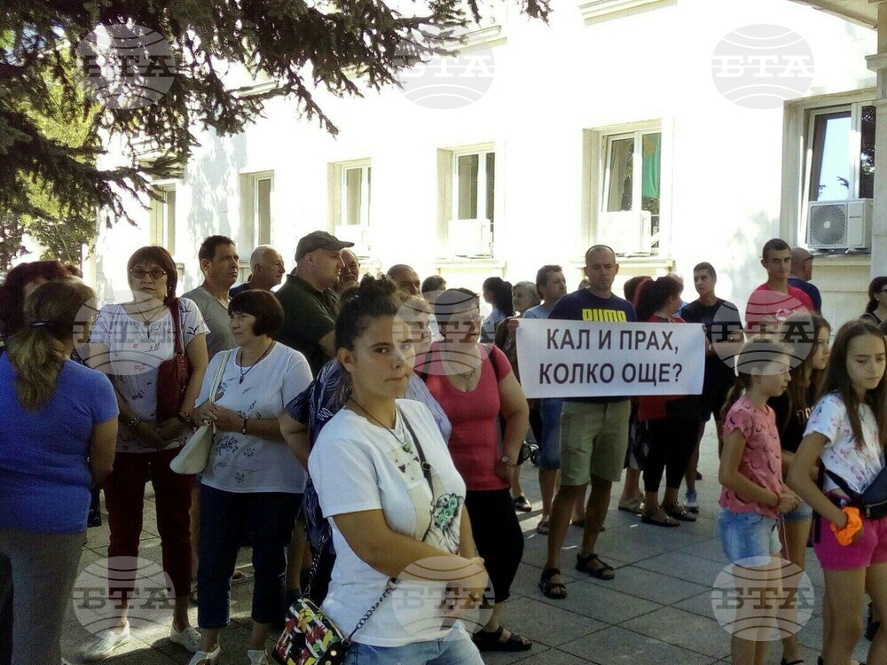 Жители на врачански квартал протестираха отново с искане за възстановяване на улиците