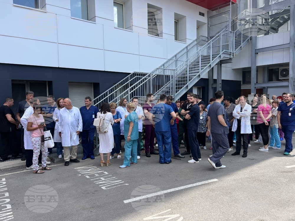 Работещи в болница “Пирогов” излязоха на протест