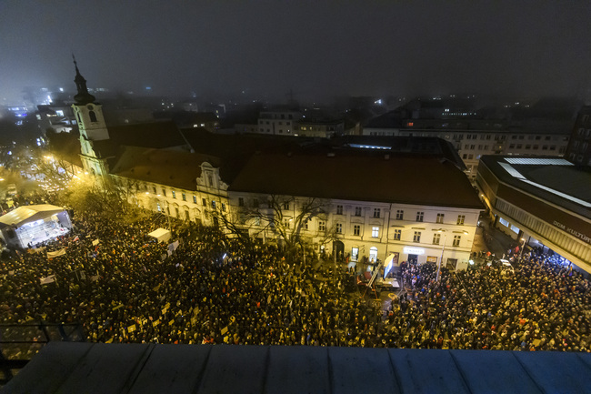 Хиляди демонстранти излязоха по улиците в Словакия, за да протестират срещу плана на премиера Фицо да промени наказателния кодекс