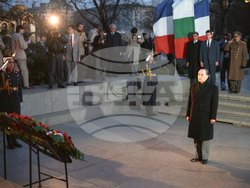София (18 януари 1989) Френският президент Франсоа Митеран положи венец пред Паметника на Незнайния войн.   Пресфото-БТА, снимка: Живко Ангелов