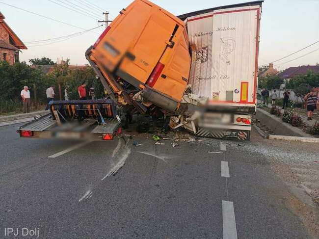 Двама души са загинали, а четирима са ранени при тежка катастрофа с български бус недалеч от румънския град Калафат