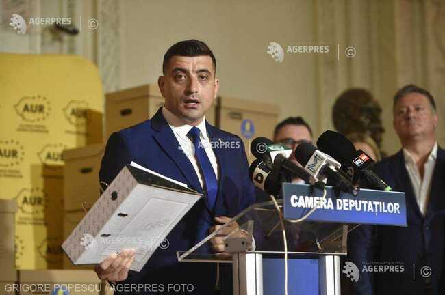 Лидерът на румънските националисти заяви, че са събрани над 2 милиона подписа за отстраняването на президента Клаус Йоханис