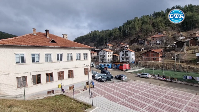 Бабяк е село без изселници и с мечта за нова детска градина, разказват местни жители