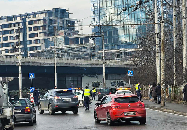 Катастрофа затруднява движението в района на Площада на авиацията в София, променени са маршрутите на градския транспорт