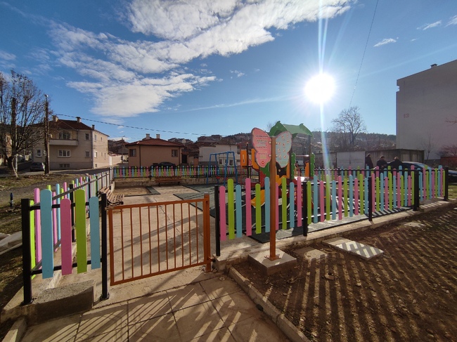 Община Сливен ремонтира детска площадка в квартал „Клуцохор“ 