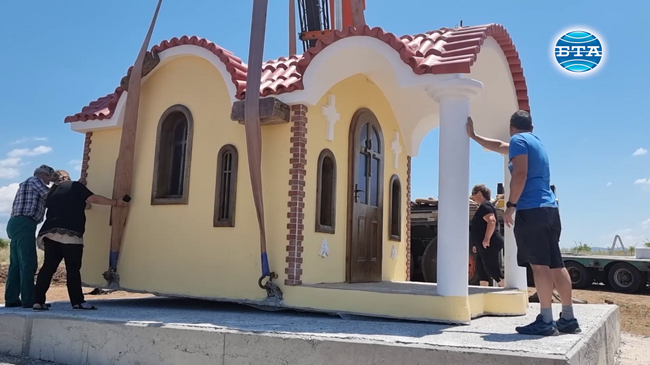 Нов параклис пристигна днес от Солун и бе монтиран край кюстендилското село Бараково