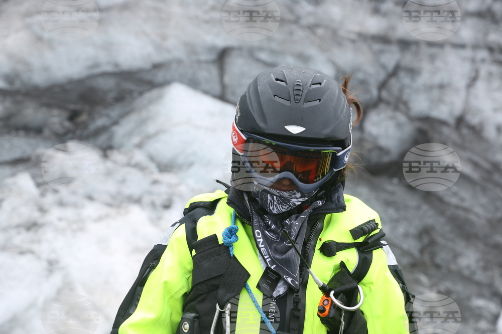 Национална антарктическа експедиция - Ереби Пойнт - екип - извозване