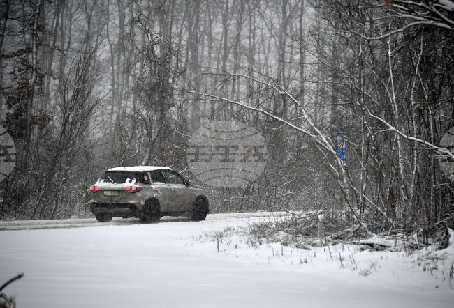 Продължава снеговалежът в страната, 986 машини обработват републиканските пътища, съобщиха от АПИ