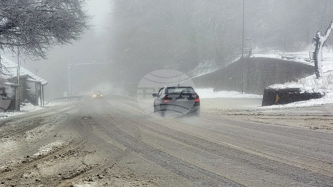 На прохода Петрохан вали слаб сняг, пътят се почиства от пет машини