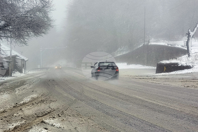 На прохода Петрохан вали слаб сняг, пътят се почиства от пет машини