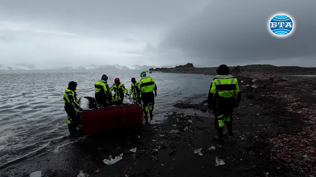 Група учени от 32-рата Национална антарктическа експедиция работиха по проекти на Ереби Пойнт