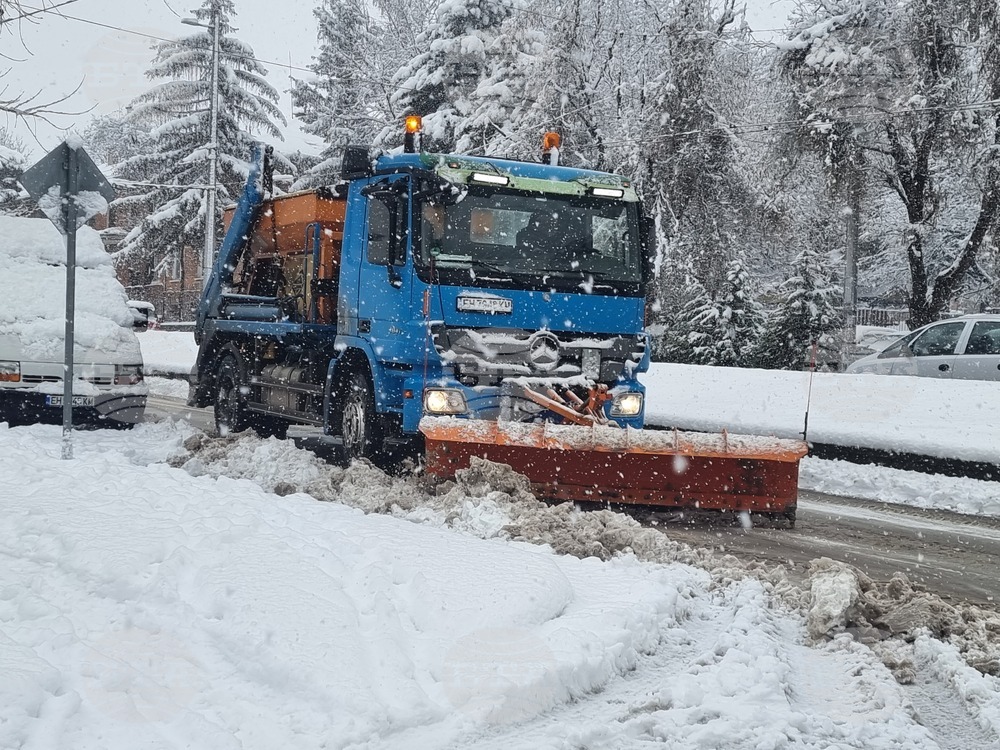 Обстановката в страната е спокойна, 227 снегопочистващи машини обработват републиканските пътища, съобщиха от пътната агенция