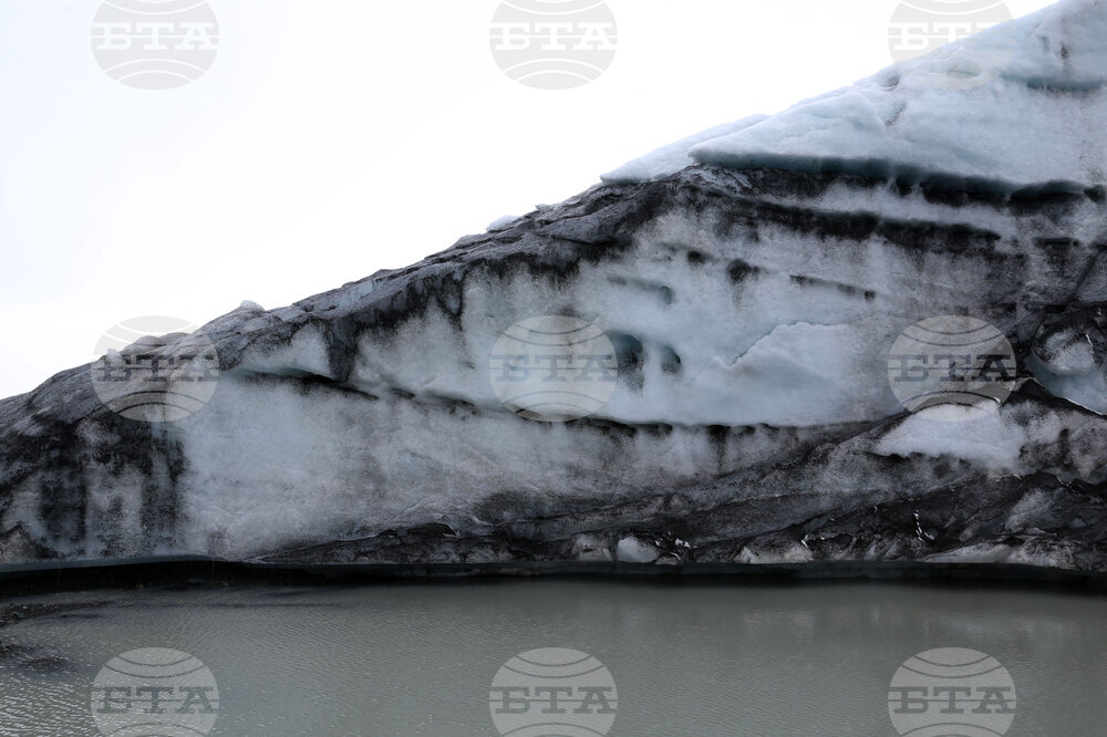 Group of Scientists from 32nd Antarctic Expedition Work on Projects at Ereby Point