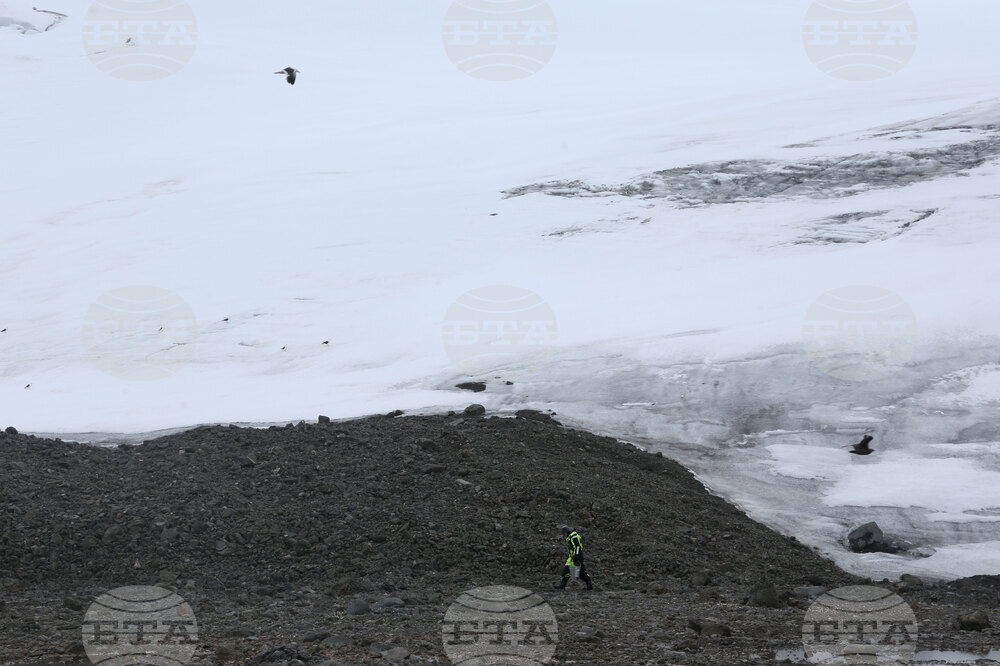 Group of Scientists from 32nd Antarctic Expedition Work on Projects at Ereby Point