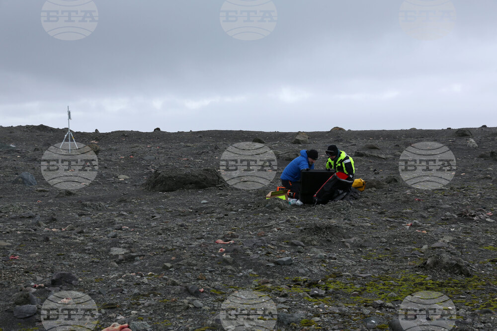 Group of Scientists from 32nd Antarctic Expedition Work on Projects at Ereby Point