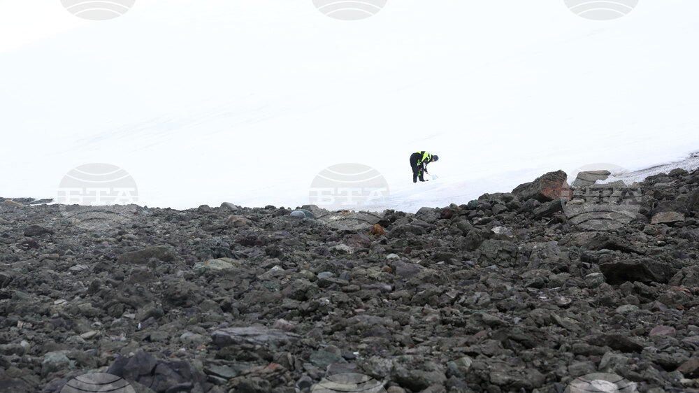 Group of Scientists from 32nd Antarctic Expedition Work on Projects at Ereby Point