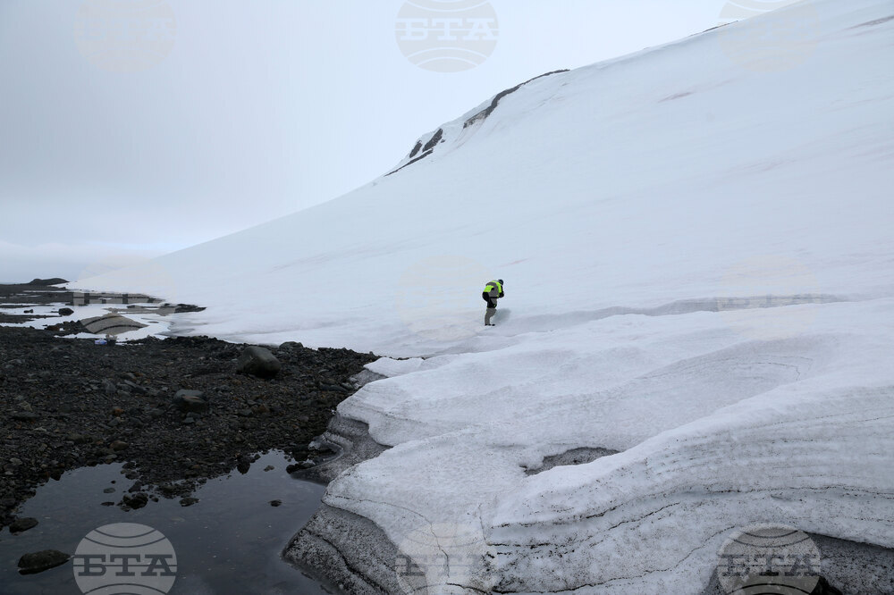 Group of Scientists from 32nd Antarctic Expedition Work on Projects at Ereby Point