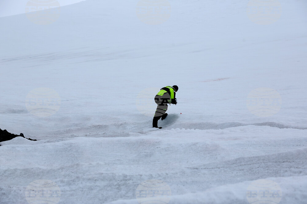 Group of Scientists from 32nd Antarctic Expedition Work on Projects at Ereby Point