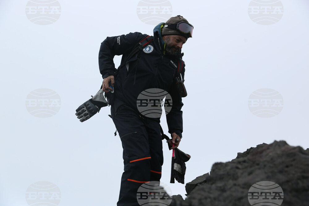 Group of Scientists from 32nd Antarctic Expedition Work on Projects at Ereby Point