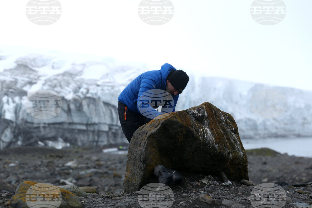 Group of Scientists from 32nd Antarctic Expedition Work on Projects at Ereby Point