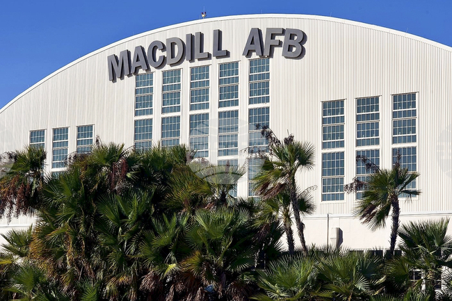 Брат и сестра са обвинени за поставяне на взривно устройство пред военновъздушна база във Флорида 