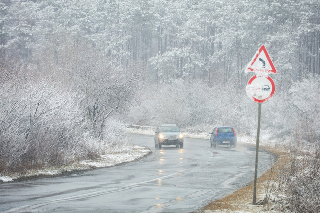 Затворен е пътят Слънчев бряг- Обзор заради снегонавявания и катастрофа, съобщиха от Областното пътно управление