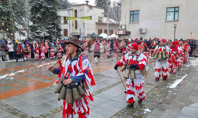 Близо 1300 маскирани ще дефилират по време на двадесетото юбилейно издание на "Сурова" в Брезник