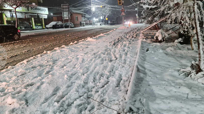 Затвориха прохода Превала за тежкотоварни автомобили заради снеговалеж и снегопочистване