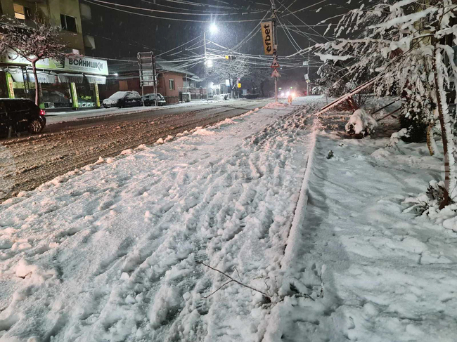 Затвориха прохода Превала за тежкотоварни автомобили заради снеговалеж и снегопочистване
