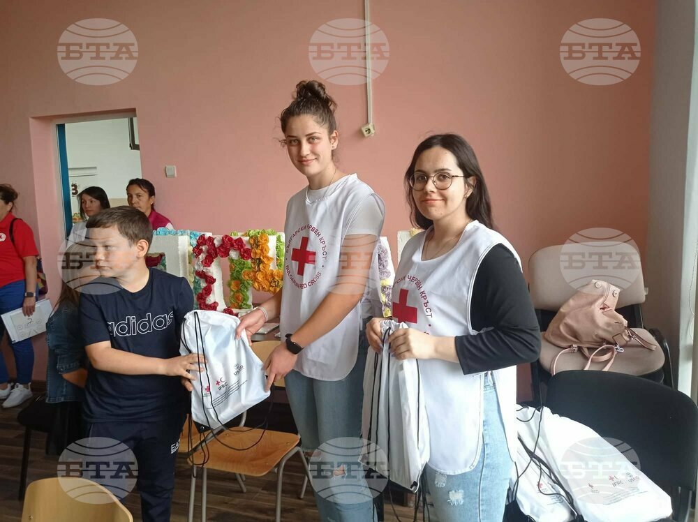 Българският червен кръст в Разград зарадва 225 деца от областта с творчески и образователни комплекти