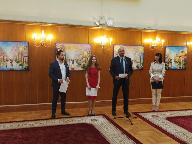 Изложба "С устрем към светлината" на художничката Даниела Стойкова беше открита в Народното събрание