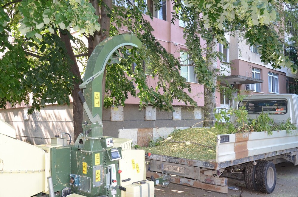 Продължава отстраняването на щетите от вчерашната буря във Видин