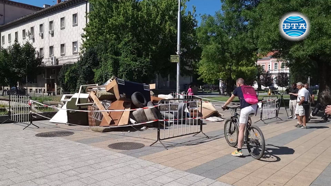 Провокативна арт инсталация от изхвърлени на нерегламентирани места отпадъци е оформена в центъра на Плевен