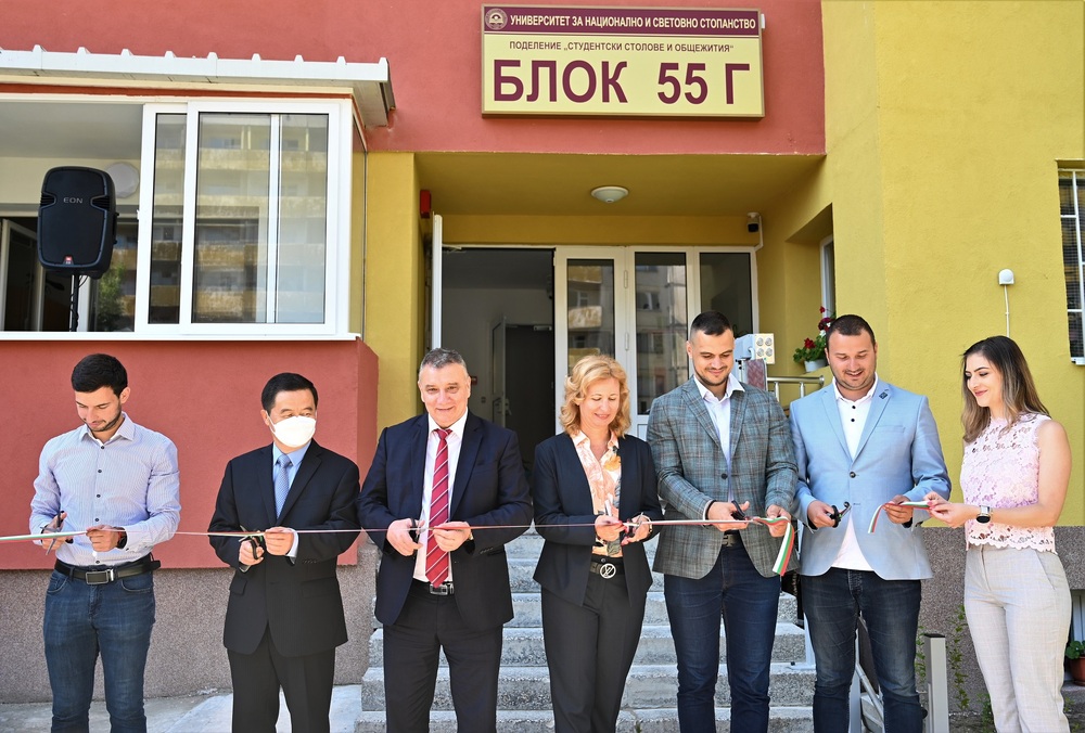 Китайският посланик присъства на официалното откриване на  реновирания блок 55 Г на студентските общежития на УНСС