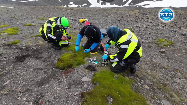 Учени от 32-рата българска експедиция на Антарктида правят изследвания на Ливърпул Бийч