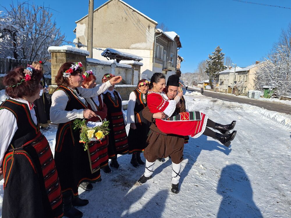 Община Ловеч: В Радювене наричаха за женитба в обичая „Дойлада“