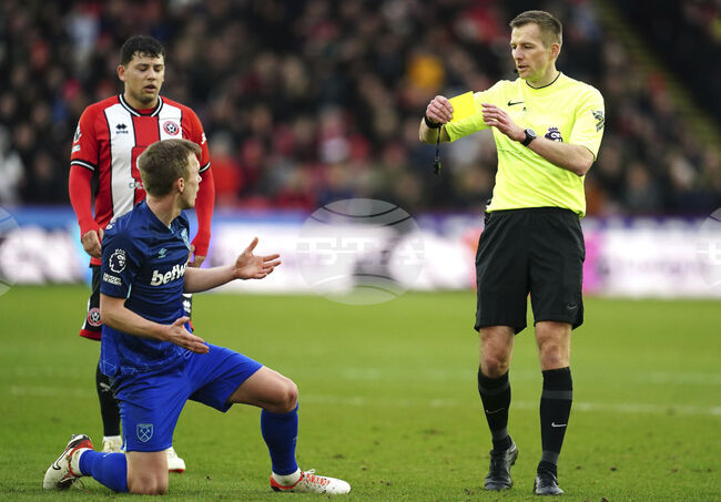 Съдия за ВАР системата на мача Ливърпул - Арсенал от Висшата лига беше заменен след допусната грешка