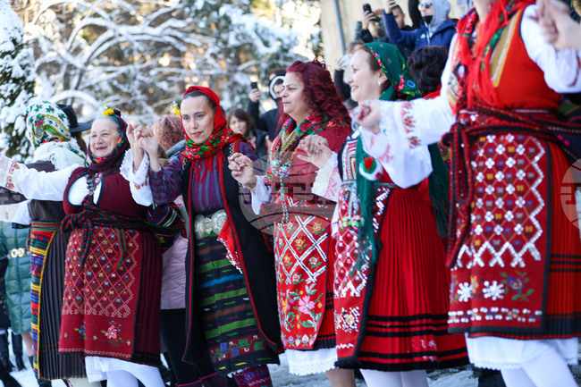 Второто издание на ревю-спектакъла „Непреходна вечност“ ще бъде представен с 168 автентични български носии в разложкото село Елешница