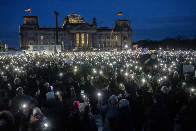 Протестите срещу крайната десница в Германия през уикенда са събрали над деветстотин хиляди души, по данни на полицията