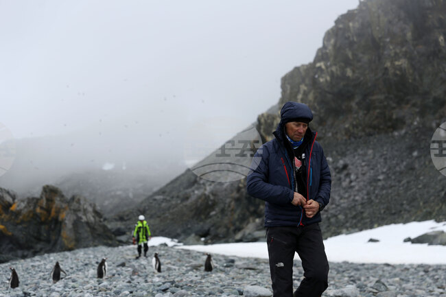 Национална антарктическа експедиция - остров Медиа луна - оглед - терени за работа