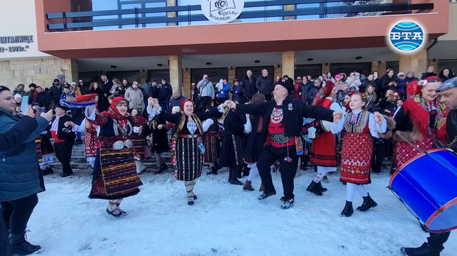 Десетки баби с „бабинчета“ празнуваха с пъстро хоро Бабинден в Разлог