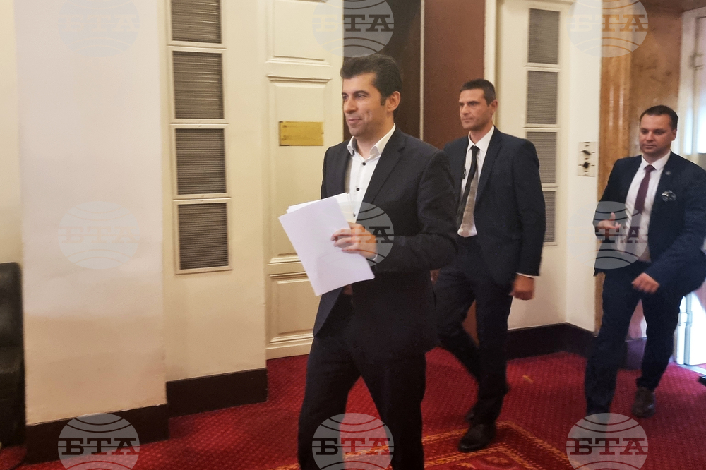 Премиeрът в оставка Кирил Петков разговаря с депутатите от "БСП за България" в парламента