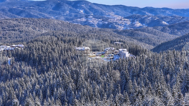 Времето в планините е динамично, на места превалява слаб дъжд и прехвърча сняг, съобщиха от Планинската спасителна служба на БЧК