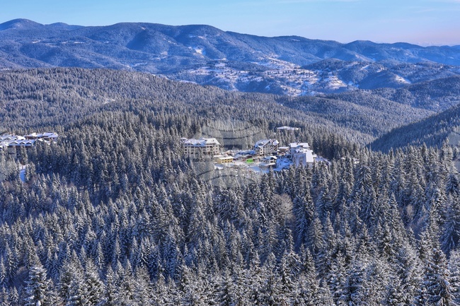 Времето в планините е динамично, на места превалява слаб дъжд и прехвърча сняг, съобщиха от Планинската спасителна служба на БЧК