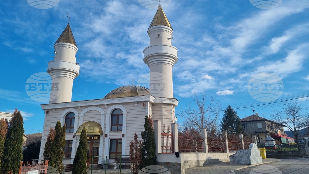 Джамията в село Разбойна е една от двете новопостроени и действащи в област Търговище