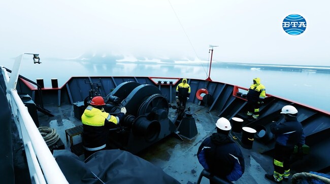 НИК 421 застана на котва в западния залив на остров Медиа луна