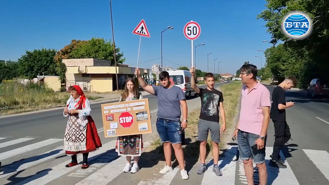 Ученици и учители от гимназия в Силистра протестираха с искане за безопасност на движението