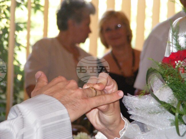 В Костинброд 26 двойки ще отбележат 50-годишнината от брака си със „златна сватба“, организирана от Общината 